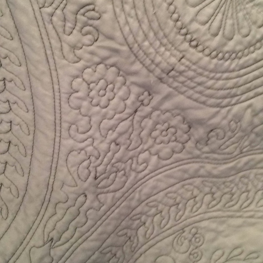 Queen bedspread with shams